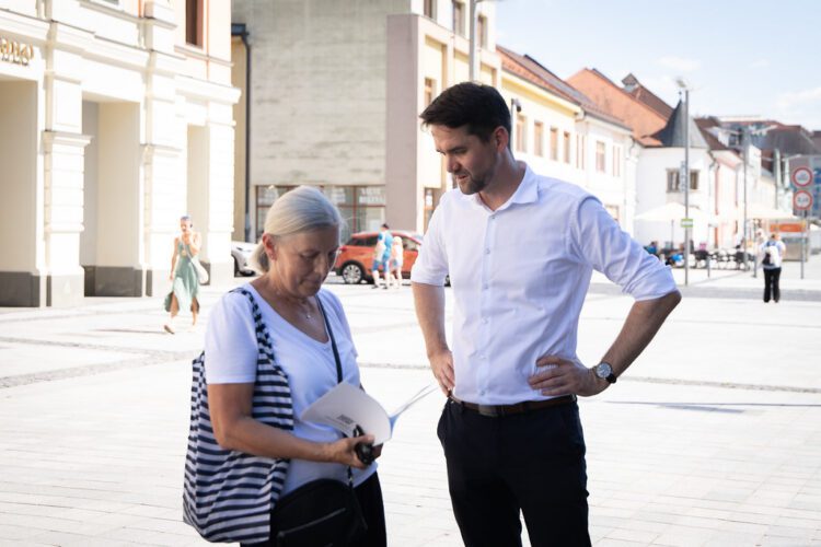 Pred voľbami sa politici zvyčajne oveľa viac ukazujú v uliciach a stretávajú sa s voličmi. Na snímke je predseda Banskobystrického samosprávneho kraja a kandidát na jeho opätovné vedenie Ondrej Lunter na ulici vo Zvolene. FOTO: SITA/Media tím Ondreja Luntera