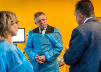Premiér Robert Fico (v strede) v boji o politické prežitie neváhal odstrániť ani doterajšie prísne obmedzenia rozpočtového provizória, ktoré držali vládne výdavky na uzde. FOTO: SITA/ÚV SR