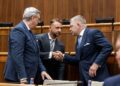 Predseda vlády SR Robert Fico (vpravo), minister vnútra SR Matúš Šutaj Eštok ( v strede) a minister spravodlivosti SR Boris Susko pri rokovaní o štátnom rozpočte na rok 2027 počas schôdze Národnej rady SR. FOTO: SITA/NR SR