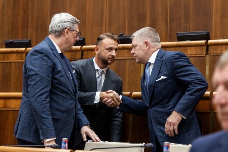 Predseda vlády SR Robert Fico (vpravo), minister vnútra SR Matúš Šutaj Eštok ( v strede) a minister spravodlivosti SR Boris Susko pri rokovaní o štátnom rozpočte na rok 2027 počas schôdze Národnej rady SR. FOTO: SITA/NR SR