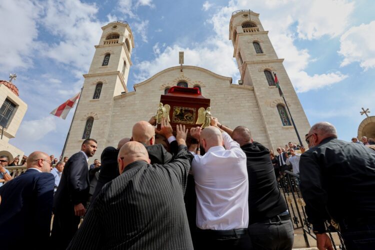 Smútiaci nesú rakvu lekára Mohammada al-Ksúsa, jednej z deviatich obetí piatkového útoku na kresťanský kostol v jordánskej oblasti Karak. Posledná rozlúčka sa konala v pondelok 26. októbra 2026 v Ammáne. Ilustračné foto: SITA/AP Photo/Raad Adayleh