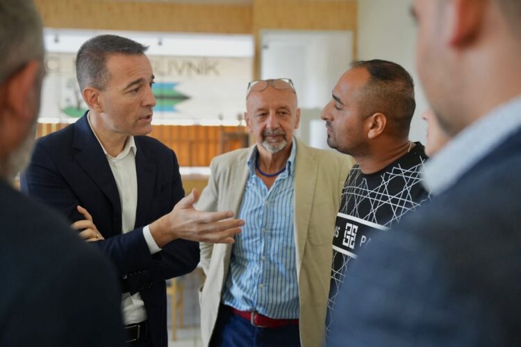 Minister školstva Tomáš Drucker na rokovaní v Malom Slivníku. Šéf rezortu už takmer dva mesiace nevie nájsť riešenie pre prvákov, ktorí stále sedia doma. Priznáva, že nemá veľa možností, ako situáciu vyriešiť, a navrhuje zmenu zákona. Chce, aby ministerstvo mohlo školám znížiť príspevok, ak nepríjmu do školy deti z verejného školského obvodu. Foto: Ministerstvo školstva