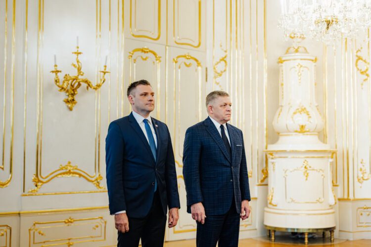 Premiér Robert Fico (vpravo) a Tomáš Taraba počas jeho odvolávania z funkcie ministra životného prostredia prezidentom SR v Prezidentskom paláci v Bratislave 30. septembra 2026. FOTO: SITA/KP SR