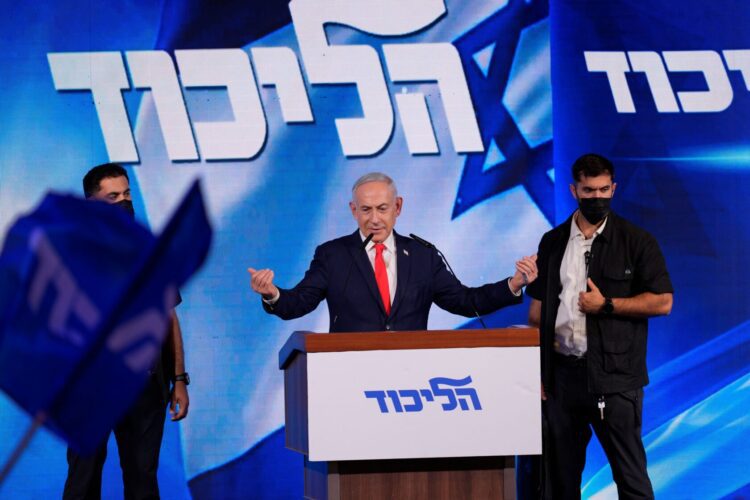 Izraelský premiér Benjamin Netanjahu sa prihovára priaznivcom strany Likud v Jeruzaleme po zverejnení prvých volebných odhadov. Jeho strana vo voľbách zvíťazila, vládny blok však podľa priebežných výsledkov nezískal parlamentnú väčšinu. Ilustračné foto: SITA/AP Photo/David Goldman