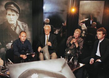 Zprava předseda Společnosti přátel majora Zemana Michal Zavadil, herečka Jaroslava Obermaierová, předseda Konfederace politických vězňů Stanislav Drobný a moderátor pořadu při televizní besedě, která navazovala na čtvrteční uvedení prvního dílu kontroverzního normalizačního seriálu Třicet případů majora Zemana na obrazovkách veřejnoprávní televize ČT1. FOTO: Profimedia