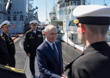 Ruský prezident Vladimir Putin na palube vojnovej lode Varjag v Južno-Sachalinsk u na ostrove Sachalin, kde prišlo k zadržaniu japonského reportéra. Ilustračné foto: SITA/Gavriil Grigorov, Sputnik, Kremlin Pool Photo via AP