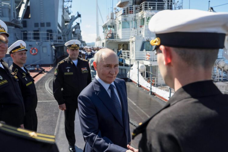 Ruský prezident  Vladimir Putin na palube vojnovej lode Varjag v Južno-Sachalinsk u na ostrove Sachalin,  kde prišlo k zadržaniu japonského reportéra. Ilustračné foto: SITA/Gavriil Grigorov, Sputnik, Kremlin Pool Photo via AP
