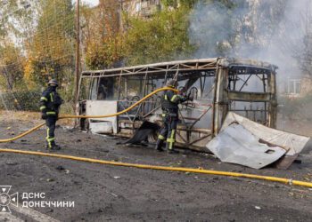 Zhorený autobus verejnej dopravy, zasiahnutý ruskou bombou v Kramatorsku. Foto: SITA/Ukrainian Emergency Service via AP