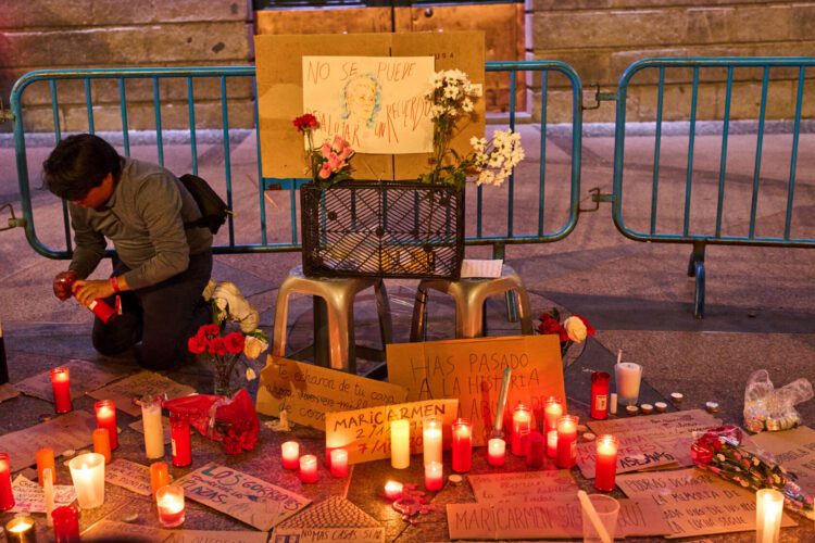 Ulice Španielska naplnili demonštranti na podporu a pamiatku vysťahovanej Maríe del Carmen Abascalovej . Foto: SITA/AP Photo/Bernat Armangue