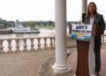 Kandidátka Demokratické strany na guvernérku státu Ohio Amy Actonová počas předvolebního mítinku na břehu řeky Ohio v Mariettě. SITA/AP Photo/Carolyn Kaster