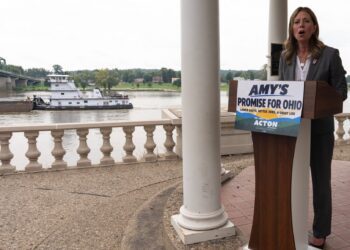 Kandidátka Demokratické strany na guvernérku státu Ohio Amy Actonová počas předvolebního mítinku na břehu řeky Ohio v Mariettě. SITA/AP Photo/Carolyn Kaster