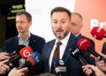 Matúš Vallo (v strede) obhájil post primátora Bratislavy a Juraj Droba (vpravo) zo strany SaS opäť povedie Bratislavský samosprávny kraj. Na brífingu počas volebnej noci v bratislavskej Novej Cvernovke sa k nim pridal podpredseda Demokratov a bývalý premiér Eduard Heger. FOTO: SITA/Andrea Mezeiová