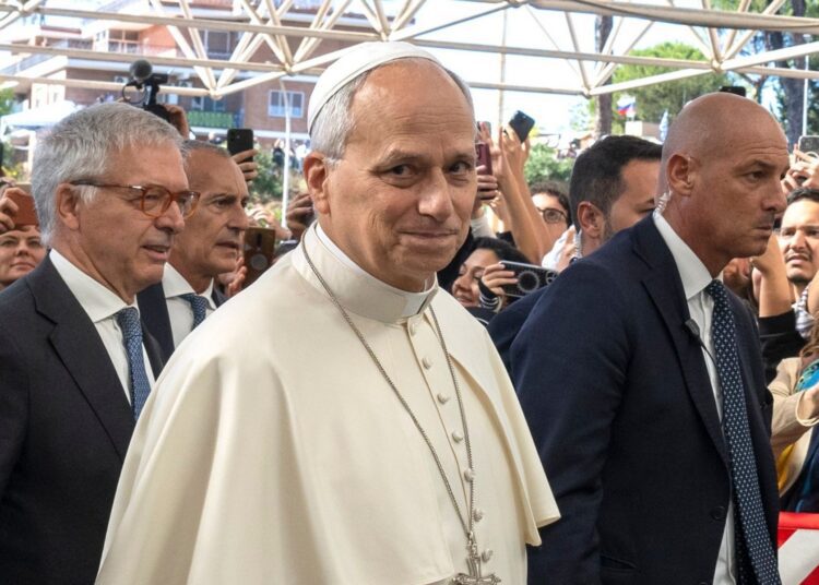 Papež Lev XIV. přichází v úterý 13. října na Univerzitní kliniku Agostina  Gemelliho, kde krátce nato podstoupil operaci. Při té mu lékaři odstranili zhoubný nádor na plíci. Foto: ALESSIA GIULIANI/ Catholic Press Photo / IPA / Profimedia