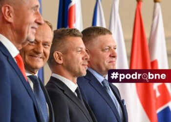Premiéri krajín V4 prichádzajú na záverečnú tlačovú konferenciu po summite, ktorý obnovil politický dialóg skupiny a koordináciu jej postojov v EÚ. Zľava Andrej Babiš (Česko), Donald Tusk (Poľsko), Péter Magyar (Maďarsko) a Robert Fico (Slovensko). Kráľovský zámok v maďarskom Gödöllő, 23. júna 2026. Foto: SITA / Tibor Illyés/MTI via AP