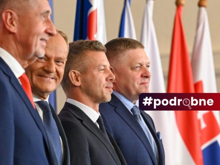 Premiéri krajín V4 prichádzajú na záverečnú tlačovú konferenciu po summite, ktorý obnovil politický dialóg skupiny a koordináciu jej postojov v EÚ. Zľava Andrej Babiš (Česko), Donald Tusk (Poľsko), Péter Magyar (Maďarsko) a Robert Fico (Slovensko). Kráľovský zámok v maďarskom Gödöllő, 23. júna 2026. Foto: SITA / Tibor Illyés/MTI via AP