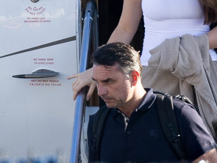 Flavio Bolsonaro vystupuje z letadla po příletu do USA.
