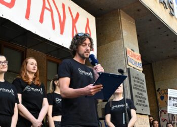 Protestní happening před budovou Českého rozhlasu. Na snímku zástupce stávkového výboru Jan Herget.