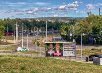 Bilbord propagujúci kandidátov v komunálnych a krajských voľbách na Slovensku, ktoré sa uskutočnia v sobotu 24. októbra. Voliči si v nich zvolia poslancov obecných, mestských a krajských zastupiteľstiev, ako aj starostov, primátorov a županov. FOTO: SITA/Andrea Mezeiová