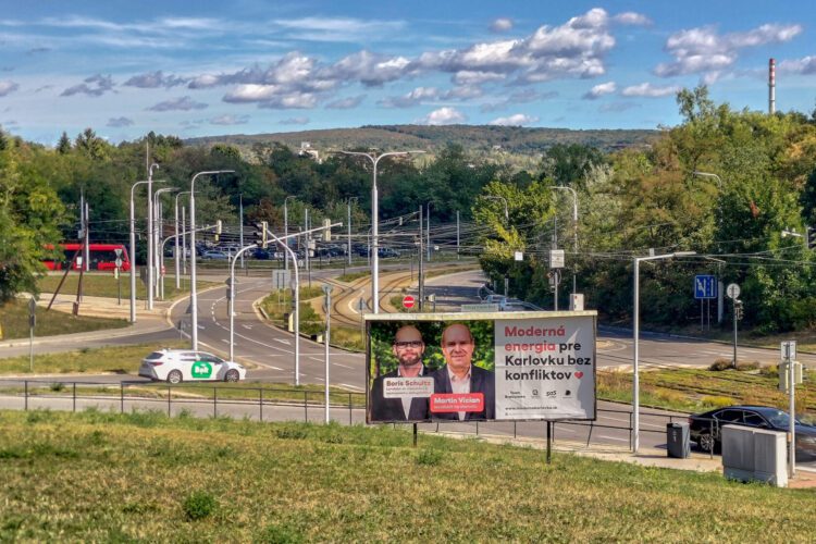 Bilbord propagujúci kandidátov v komunálnych a krajských voľbách na Slovensku, ktoré sa uskutočnia v sobotu 24. októbra. Voliči si v nich zvolia poslancov obecných, mestských a krajských zastupiteľstiev, ako aj starostov, primátorov a županov. FOTO: SITA/Andrea Mezeiová