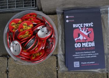 Placky a letáčky s popisem "Ruce pryč od médií".