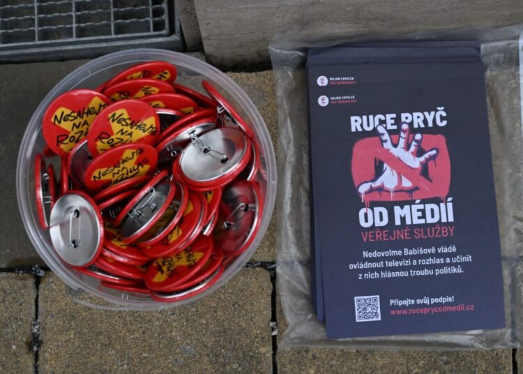 Placky a letáčky s popisem "Ruce pryč od médií".