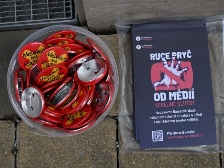 Placky a letáčky s popisem "Ruce pryč od médií".