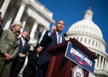 Předseda demokratického klubu ve sněmovně Hakeem Jeffries pronáší projev o vysokých životních nákladech před americkým Kapitolem, sídlem obou komor amerického parlamentu. V nich se teď Demokratická strana pokusí získat většinu. Foto: ČTK / AP / Tom Williams