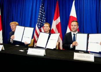 Dánská premiérka Mette Frederiksenová (uprostřed), grónský premiér Jens-Frederik Nielsen (vpravo) a americký prezident Donald Trump při slavnostním podpisu bezpečnostní dohody mezi USA, Dánskem a Grónskem. Foto: ČTK / AP / Mads Claus Rasmussen