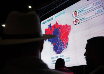 Příznivci brazilského prezidenta Luize Inácia Luly da Silvy se shromáždili v Rio de Janeiru, aby sledovali výsledky prvního kola brazilských prezidentských voleb. Senátor Flavio Bolsonaro skončil na prvním místě se 47,03 procenty platných hlasů, zatímco Lula získal 45,16 procenta. Foto: ČTK / imago stock&people / Mariana Greif