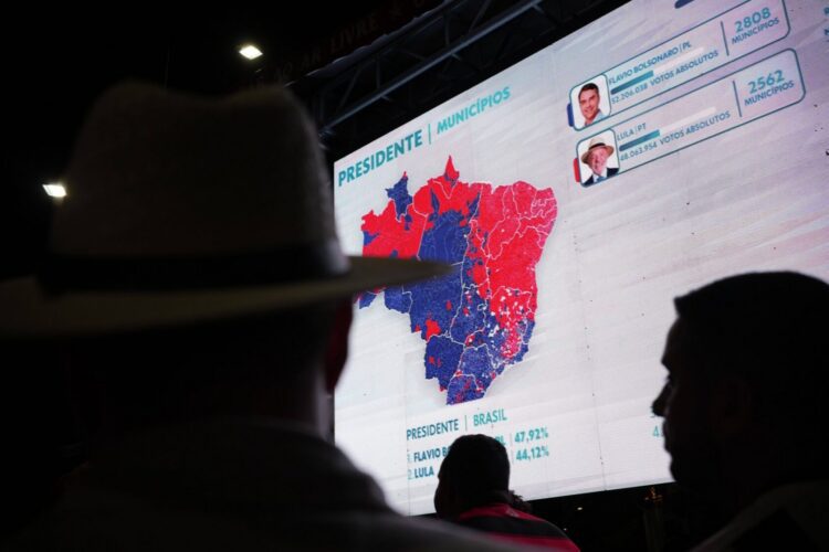 Příznivci brazilského prezidenta Luize Inácia Luly da Silvy se shromáždili v Rio de Janeiru, aby sledovali výsledky prvního kola brazilských prezidentských voleb. Senátor Flavio Bolsonaro skončil na prvním místě se 47,03 procenty platných hlasů, zatímco Lula získal 45,16 procenta. Foto: ČTK / imago stock&people / Mariana Greif