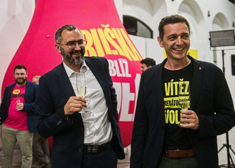 Pravděpodobný budoucí brněnský primátor Jakub Hruška (vlevo) je jedním z překvapení komunálních voleb a potvrzením trendu nových lidoveckých osobností. Předseda strany Jan Grolich (vpravo) zase s přehledem zvítězil v už v prvním kole senátních voleb na Vyškovsku. Foto: ČTK / Uhlíř Patrik