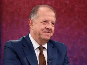 Richard Rybníček v štúdiu Téma.21 počas rozhovoru o komunálnych voľbách a politike