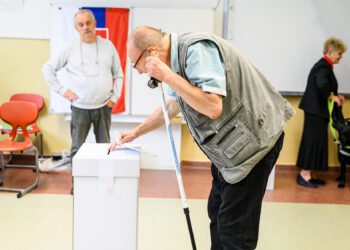 Pri spojených komunálnych a župných voľbách rozhoduje aj správna farba obálky. Lístky pre obecné a mestské voľby patria do bielej, pre krajské do modrej. Zámena obálky alebo volebnej urny môže znamenať neplatný hlas. FOTO: SITA/Martin Havran