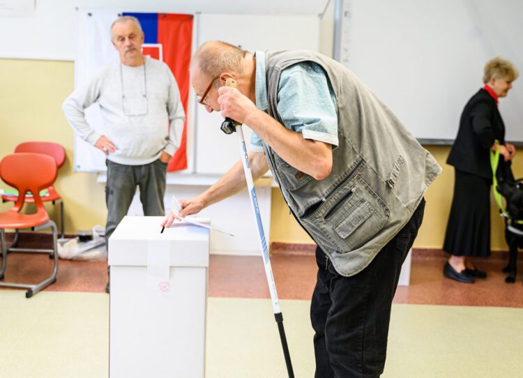 Pri spojených komunálnych a župných voľbách rozhoduje aj správna farba obálky. Lístky pre obecné a mestské voľby patria do bielej, pre krajské do modrej. Zámena obálky alebo volebnej urny môže znamenať neplatný hlas. FOTO: SITA/Martin Havran
